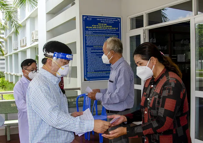 Khi làm thủ tục hưởng bảo hiểm xã hội, người lao động dược yêu cầu cung cấp giấy ra viện công chứng. Vậy công chứng giấy ra viện là gì? Thủ tục công chứng giấy ra viện như thế nào?